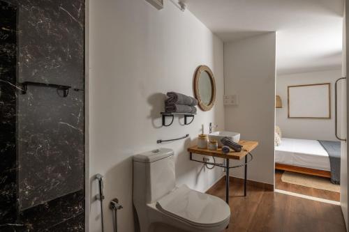 Un baño de Pont Bleu Suites Riverside & Pool