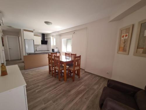 eine Küche und ein Esszimmer mit einem Tisch und Stühlen in der Unterkunft Apartamento Edificio Maysan in Benidorm