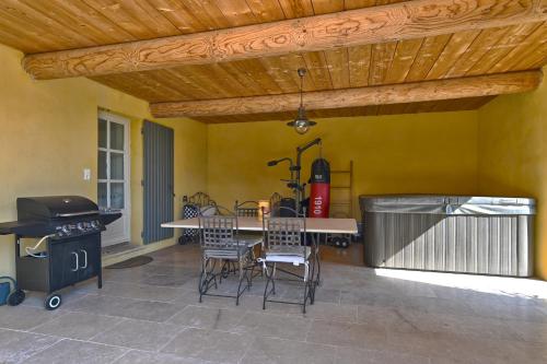 Photo de la galerie de l'établissement Villa/ piscine/jacuzzi Sud Luberon, à Cucuron