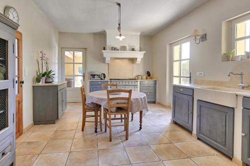 Photo de la galerie de l'établissement Villa/ piscine/jacuzzi Sud Luberon, à Cucuron