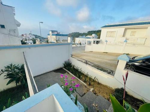 vistas a un aparcamiento desde el balcón de una casa en Superbe maison à M'diq en M'diq