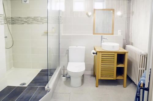 ein Bad mit einem WC, einem Waschbecken und einer Dusche in der Unterkunft l'Orée du Bois in Saint-Brice