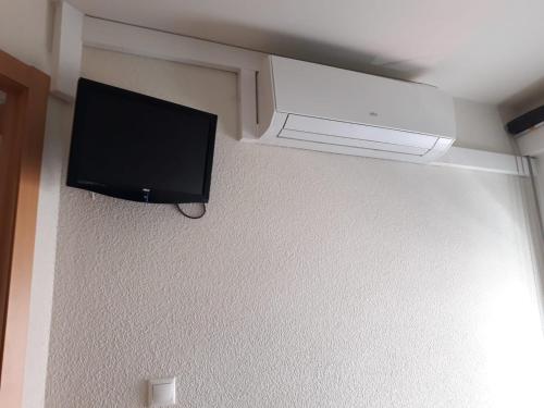 TV de pantalla plana en la esquina de una habitación en Apartamento Edificio Parque Elche, en Benidorm