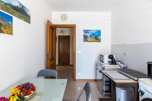 una cocina con mesa y un bol de fruta en Casa vacanze- Debra, en Aosta