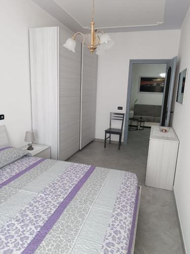 - une chambre avec un lit et une chambre avec une chaise dans l'établissement A CASA MIA, à Savone