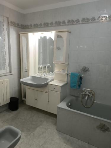 une salle de bains avec lavabo, baignoire et toilettes dans l'établissement A CASA MIA, à Savone