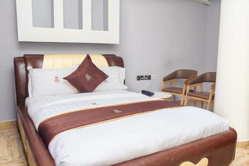 Una cama o camas en una habitación de Wilsen Hotel Nansana