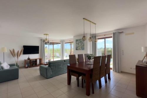 a living room with a table and a couch at Casa da alegria in Vau