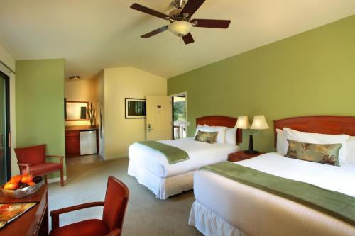 Habitación de hotel con 2 camas y ventilador de techo. en West Sonoma Inn & Spa en Guerneville