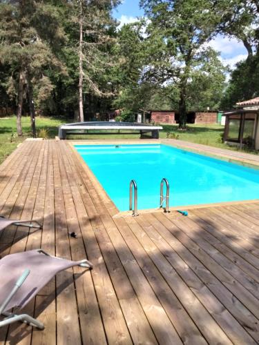 - une piscine sur une terrasse en bois dans l'établissement La forge d'Espelette-Le Hameau Secret, à Saint-Paul-lès-Dax
