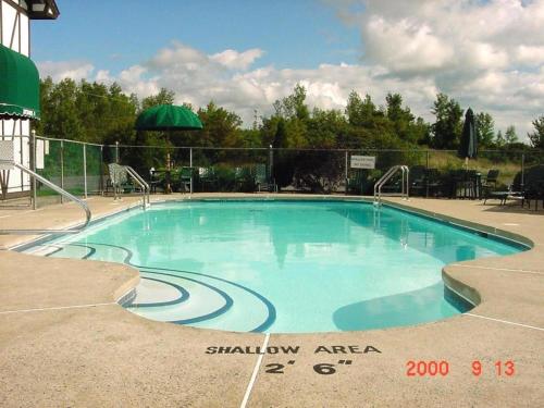 a large swimming pool with blue water at McIntosh Country Inn & Conference Centre in Morrisburg
