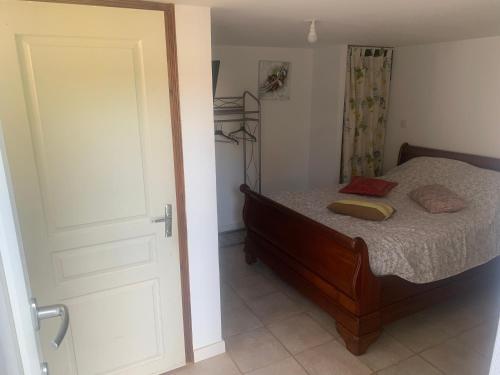 1 dormitorio con 1 cama y puerta a una habitación en Studio 20 m2, en Chamouilley