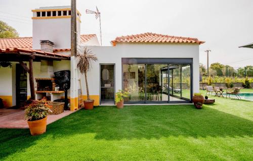 a house with a yard with green grass at Monte da Marouca-Mont’Argil in Montargil