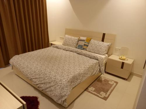 um quarto com uma cama grande e almofadas em Hawana lagoon Salala - SL28 em Salalah