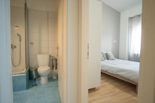 La salle de bains est pourvue de toilettes, d'un lit et d'une douche. dans l'établissement Maison Elisa, à Alexandroúpolis