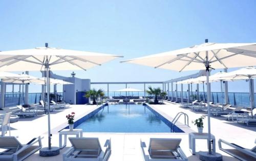 Photo de la galerie de l'établissement Ocean Whisper Ultra Luxe 1 bedroom Apartment with a private beach - Al Marjan Island, à Ras al Khaimah