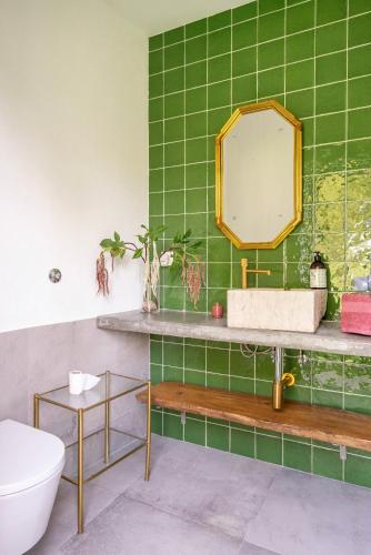 a bathroom with a sink and a mirror at Monte da Marouca-Mont’Argil in Montargil