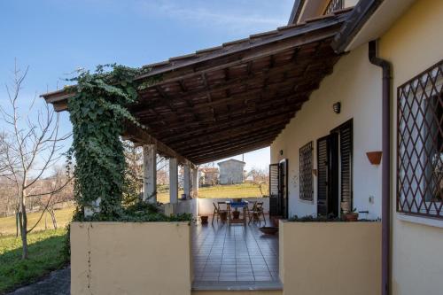 Casa Simone - Irpinia في Torella deʼ Lombardi: شرفة منزل مع سقف خشبي