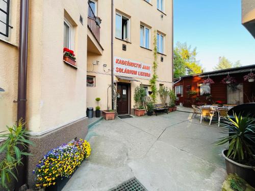 a courtyard of a building with plants and flowers at Apartmá Luxura in Děčín