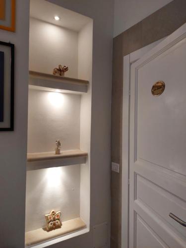 a bathroom with shelves next to a door at A casa di Frida in Lecce