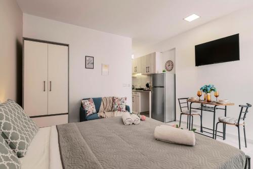 Postel nebo postele na pokoji v ubytování Fay's Suites