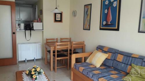 uma sala de estar com um sofá e uma mesa em Apartamento Torre Europa em Benidorm