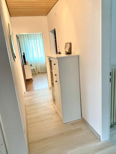 un couloir avec une armoire blanche dans une chambre dans l'établissement FerienwohnungNord, à Singen