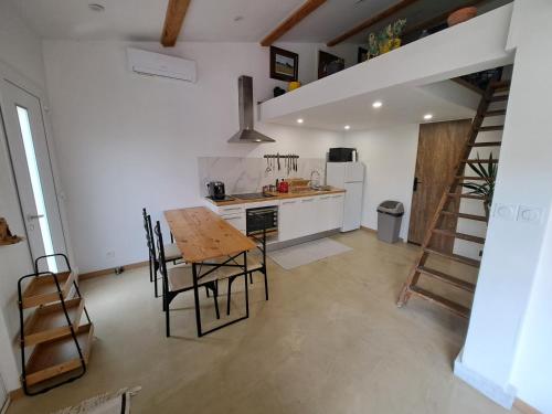 Photo de la galerie de l'établissement Maison lumineuse avec piscine à 10 min d'Aix, à Aix-en-Provence