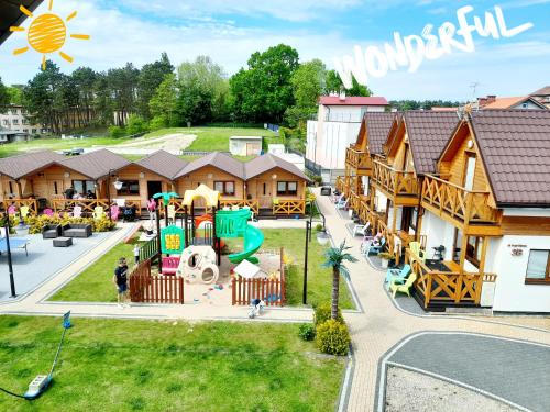 una vista aérea de un parque infantil en un complejo en Tropikana Domki, Apartamenty, en Mielno