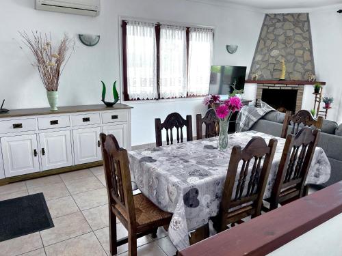 - une cuisine et une salle à manger avec une table et des chaises dans l'établissement PARAISO, Piscina Privada, Free Aire Acondicionado, à L'Escala