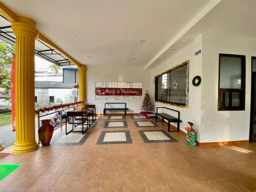 Habitación grande con mesas y sillas en un edificio en Chernin hotel & Spa, en Ban Bang Chak