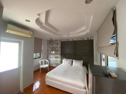 a bedroom with a large white bed in a room at Chernin hotel & Spa in Ban Bang Chak