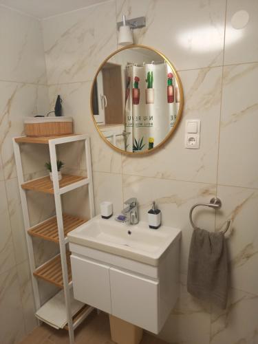 ein Bad mit einem Waschbecken und einem Spiegel in der Unterkunft App Ruzica in Crikvenica