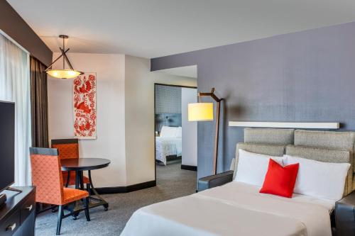 a hotel room with a bed and a table at Le Méridien Mexico City Reforma in Mexico City