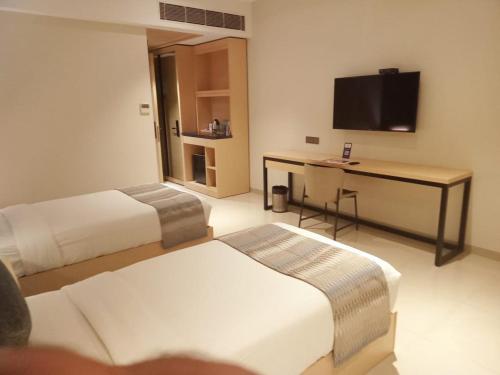 TV a/nebo společenská místnost v ubytování Click Hotel Bangalore - International Airport