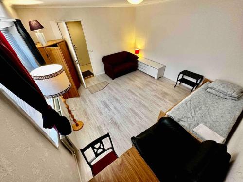 uma pequena sala de estar com uma cama e um sofá em Ytterturingen 469 em Haverö