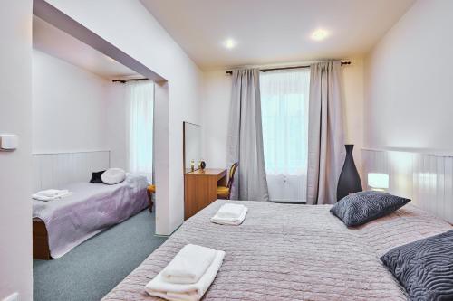 um quarto com 2 camas e toalhas em Penzion Weber em Cesky Krumlov