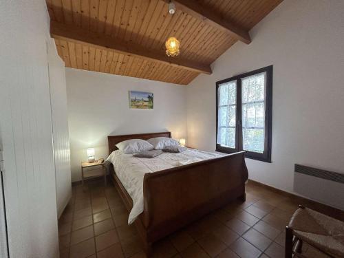 - une chambre avec un lit dans une pièce dotée d'une fenêtre dans l'établissement Maison Noirmoutier-en-l'Île, 2 pièces, 4 personnes - FR-1-224B-607, à Noirmoutier-en-l'lle
