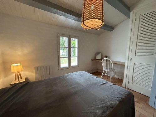 une chambre avec un grand lit et une fenêtre dans l'établissement Maison rénovée 2 chambres proche plage avec jardin clos et terrasse - Noirmoutier-en-l'Île - FR-1-224B-103, à Noirmoutier-en-l'lle