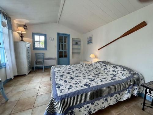 una camera con un letto di Maison Noirmoutier-en-l'Île, 4 pièces, 6 personnes - FR-1-224B-75 a Noirmoutier-en-l'lle