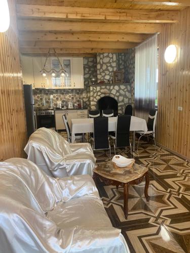 a room with a table and chairs and a kitchen at Kirta in Gordi