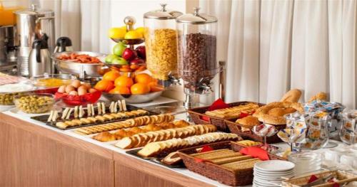 un buffet con molti tipi diversi di cibo di Alea Hotel Apartments a Ialyssos