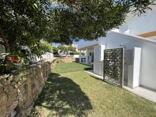 a garden with a stone wall and a gate at Al Mare da Francesca in Olbia
