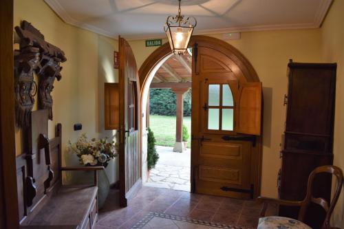 a hallway with an archway and a door at Casa Rural Galain Ultzama-Navarra in Lizaso