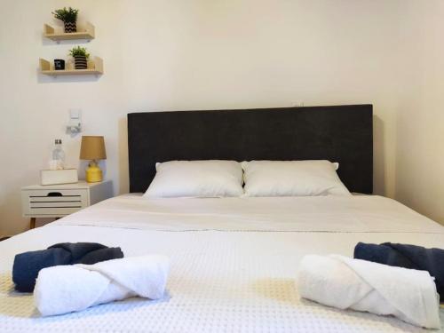 sypialnia z dużym łóżkiem z dwoma ręcznikami w obiekcie Seaside Escape Apartment w mieście Gournes
