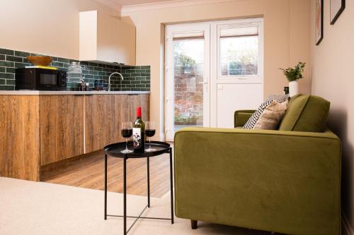uma sala de estar com um sofá e uma mesa com uma garrafa de vinho em Settle in Southampton - Self Check-In Serviced Rooms & Suites em Southampton