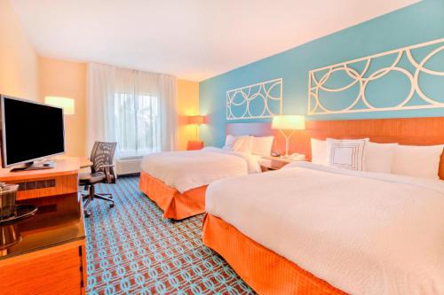 een hotelkamer met 2 bedden en een flatscreen-tv bij Fairfield Inn and Suites by Marriott Durham Southpoint in Durham