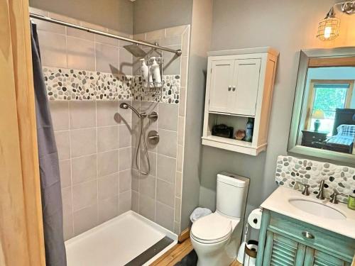 Ένα μπάνιο στο Waterfront Private Apartment, 5 minutes from LLBean!
