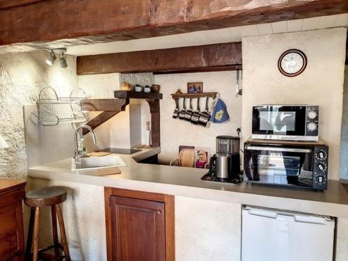 une cuisine avec un comptoir avec un micro-ondes dans l'établissement Studio Mezzanine proche plage avec terrasse et parking - Bormes-les-Mimosas - FR-1-610-45, à Bormes-les-Mimosas