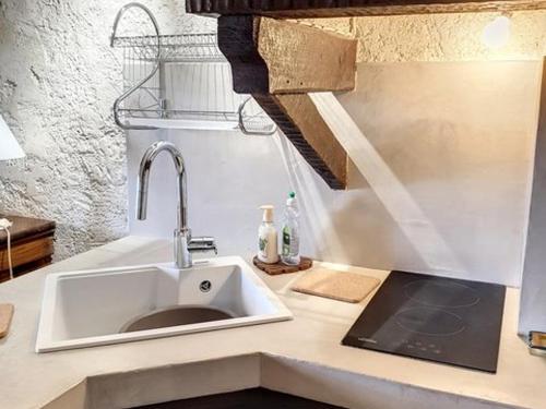 une cuisine avec un évier et un ordinateur portable sur un comptoir dans l'établissement Studio Mezzanine proche plage avec terrasse et parking - Bormes-les-Mimosas - FR-1-610-45, à Bormes-les-Mimosas